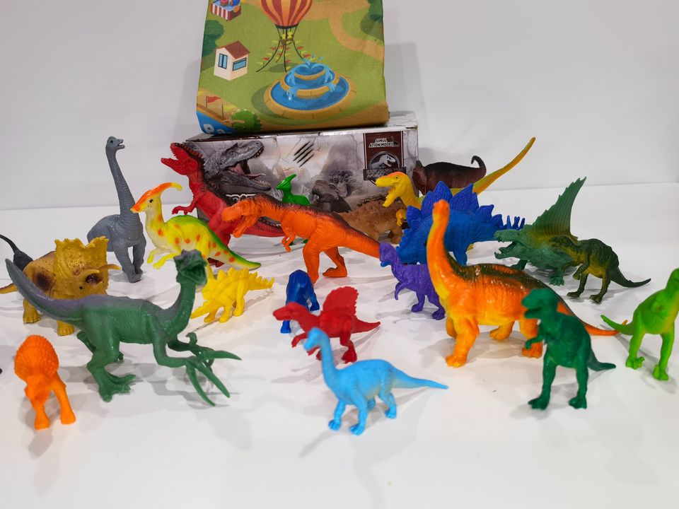 Pretend Play Dinosaur Toy Set with Jurassic World Play Mat 24 Pieces