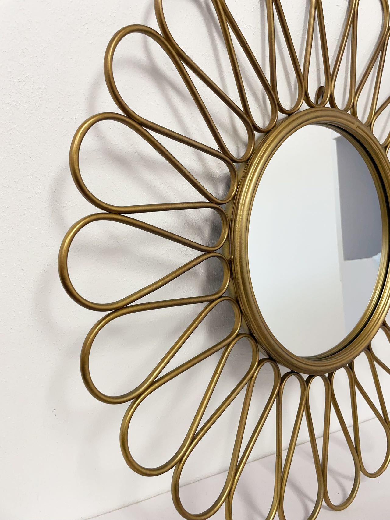 Glam Distressed Metal Round Mirror Glam Burst Accent Mirror Gold Bathroom Wall Mirrors Modern Accent Mirrors for Entryway, Hallway Metal Frame