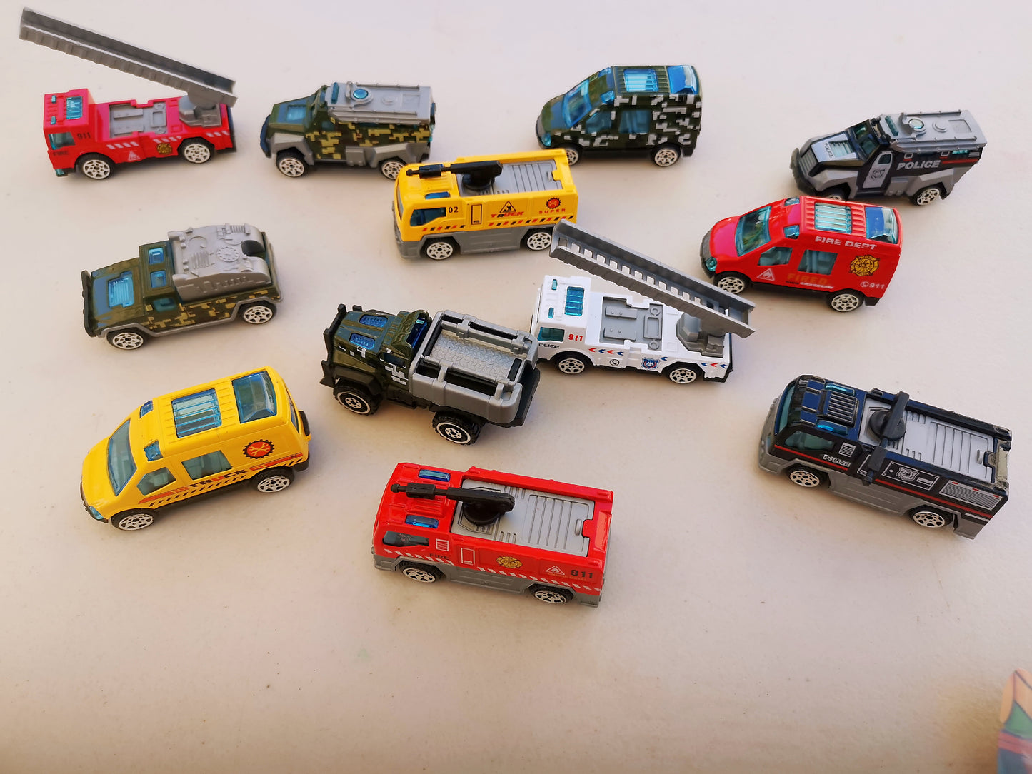 12pcs Cast Alloy Vehicles with 15pc Signs Set