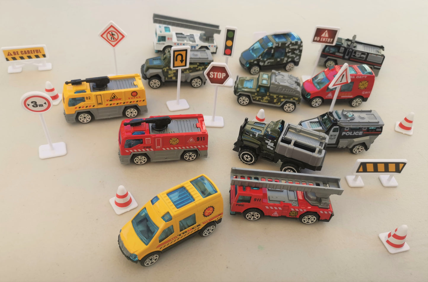 12pcs Cast Alloy Vehicles with 15pc Signs Set