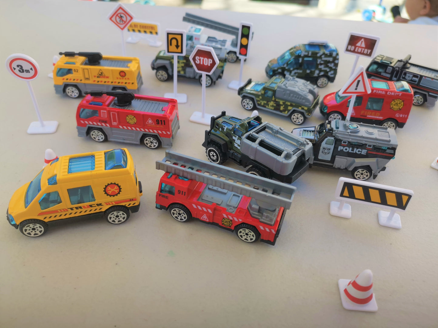 12pcs Cast Alloy Vehicles with 15pc Signs Set