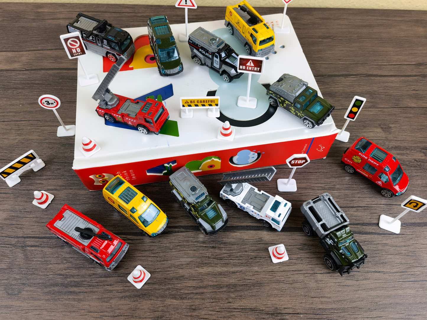 12pcs Cast Alloy Vehicles with 15pc Signs Set