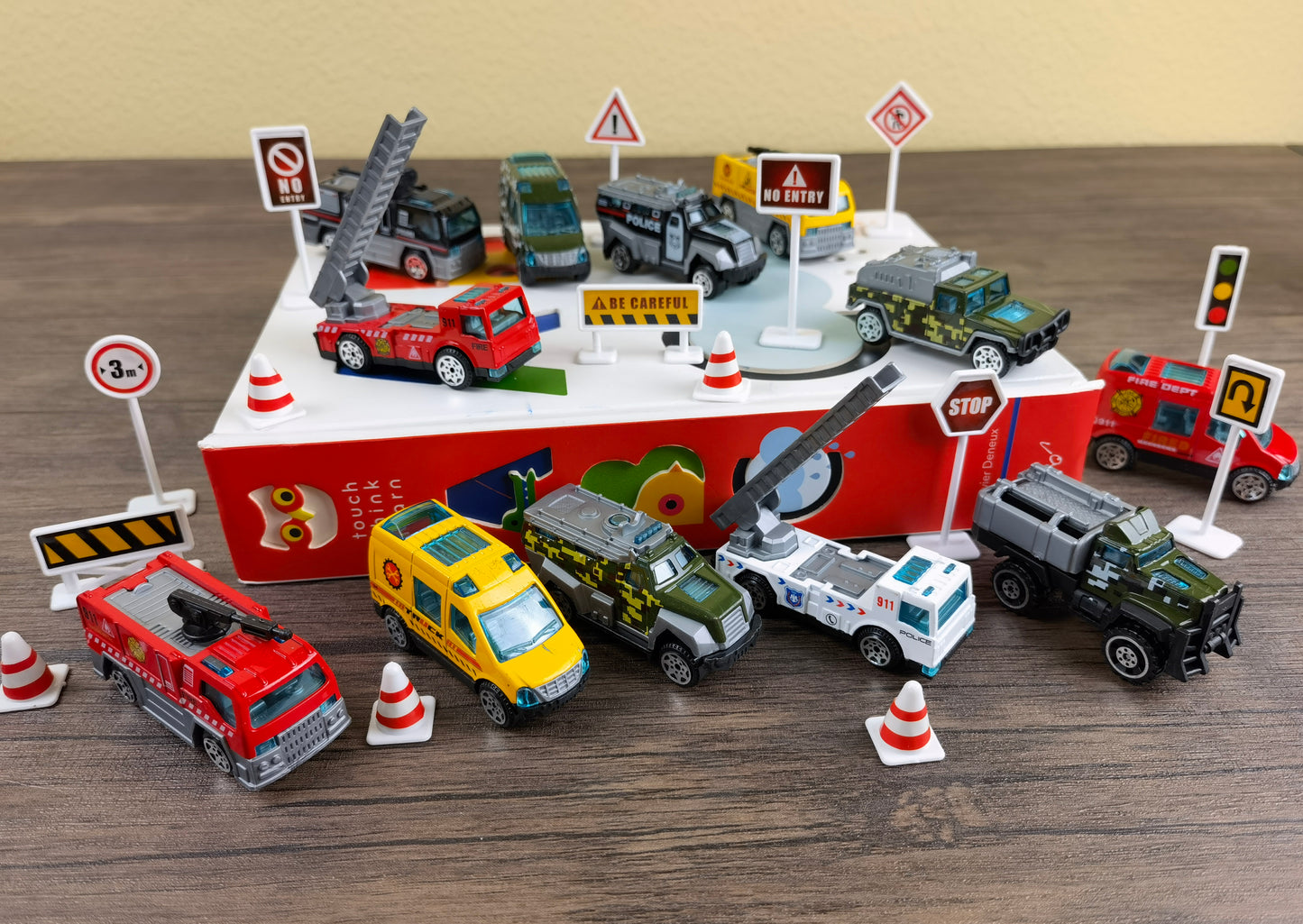12pcs Cast Alloy Vehicles with 15pc Signs Set